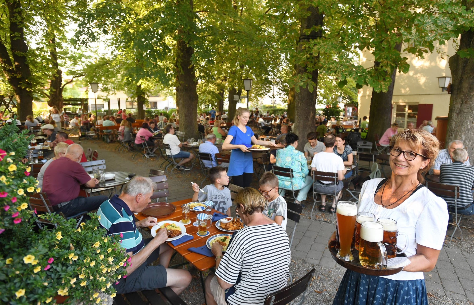 Gasthaus mit Biergarten in Neu-Ulm – Inn with beer garden in Neu-Ulm for lease – traditional Schlössle restaurant, Biergartenbetrieb im Schlössle