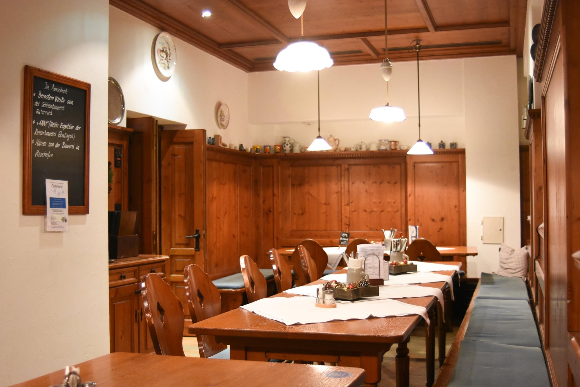 Gasthaus mit Biergarten in Neu-Ulm – Inn with beer garden in Neu-Ulm for lease – traditional Schlössle restaurant, Nebenzimmer mit Holzvertäfelung