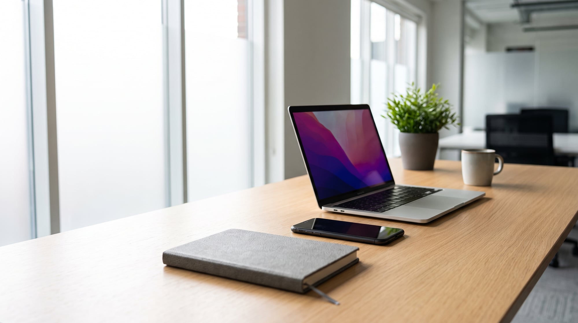 Moderner Arbeitsplatz mit Laptop und Notizbuch (KI-generiert)