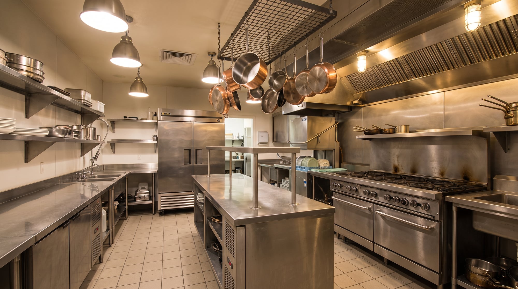 Leere professionelle Restaurantküche mit Edelstahlflächen (KI-generiert)