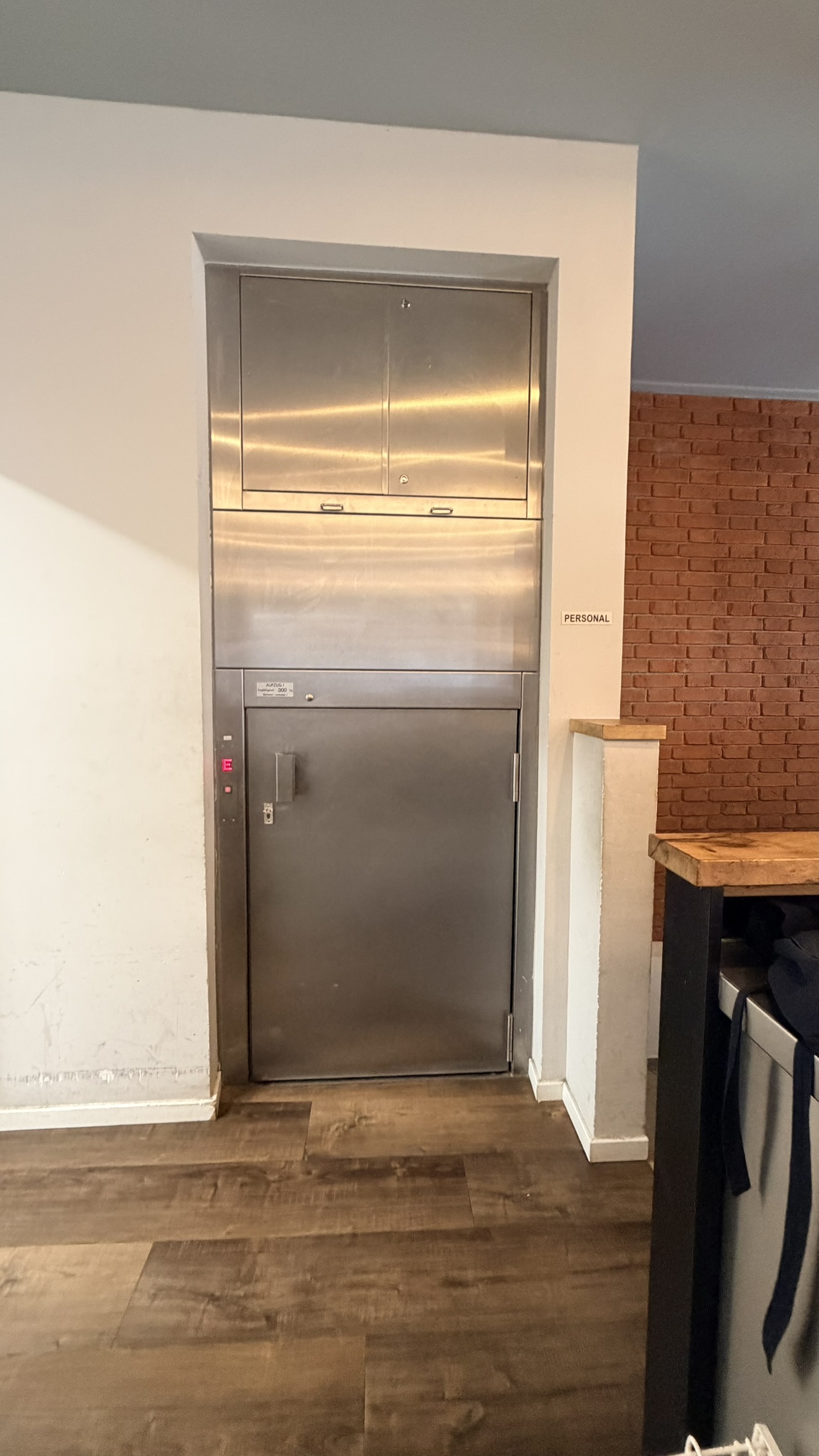 Bild 13 – Platzhirsch Freising for Lease – Succession on Marienplatz