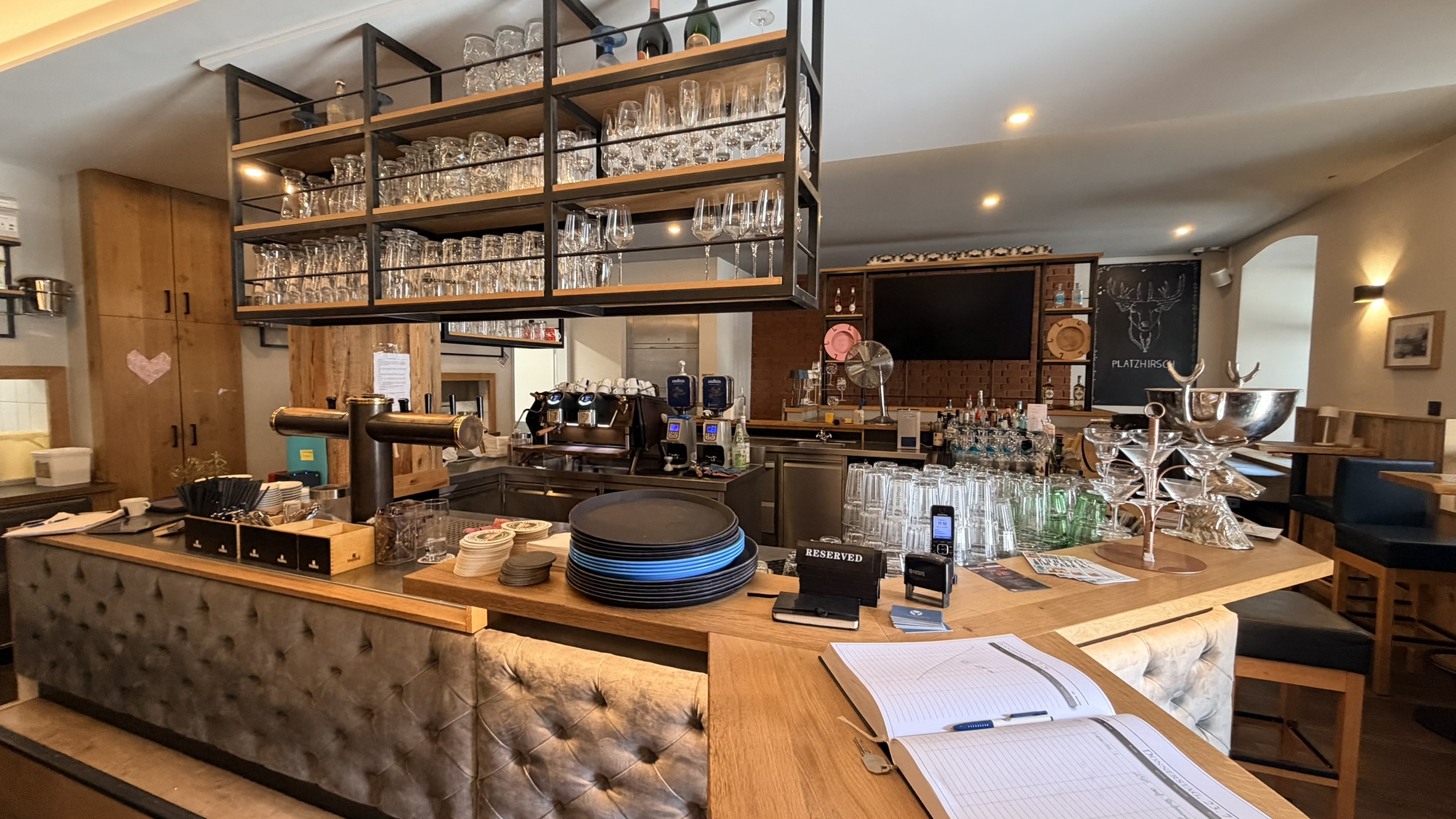 Bild 8 – Platzhirsch Freising for Lease – Succession on Marienplatz