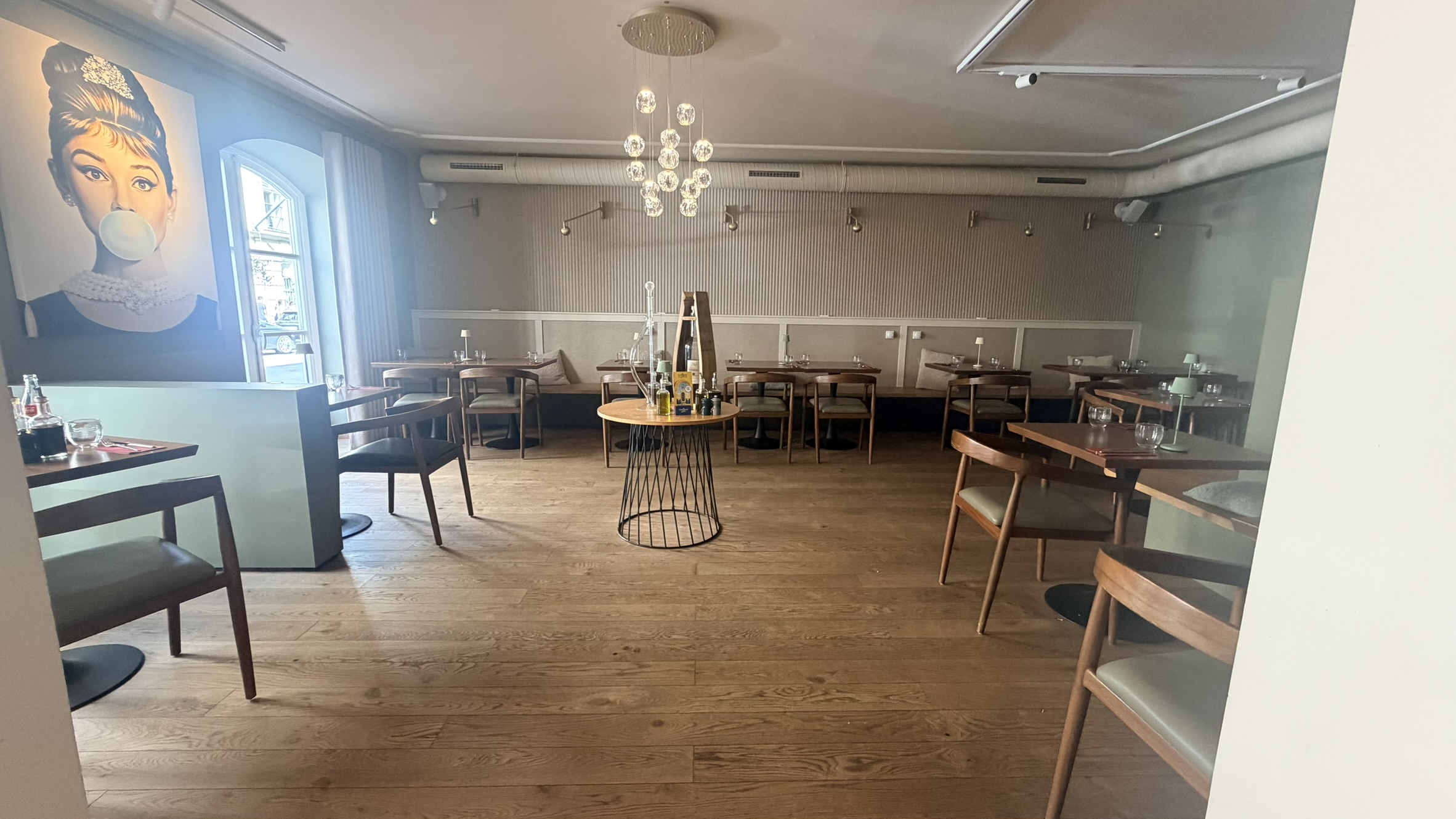 Blick in den Gastraum – Nicchia – Restaurant · Bar · Showroom