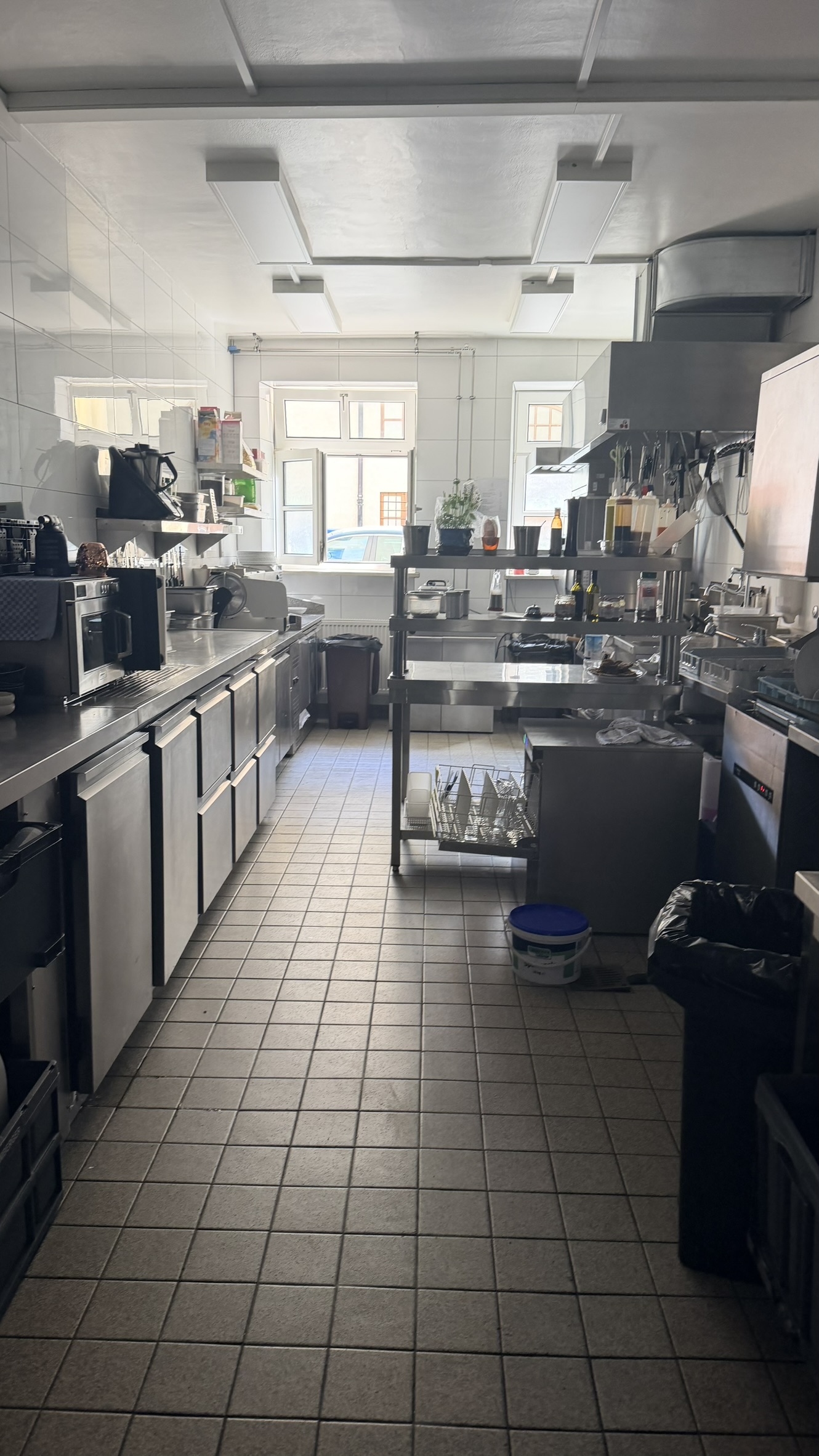 Blick in die Küche – Nicchia – Restaurant · Bar · Showroom