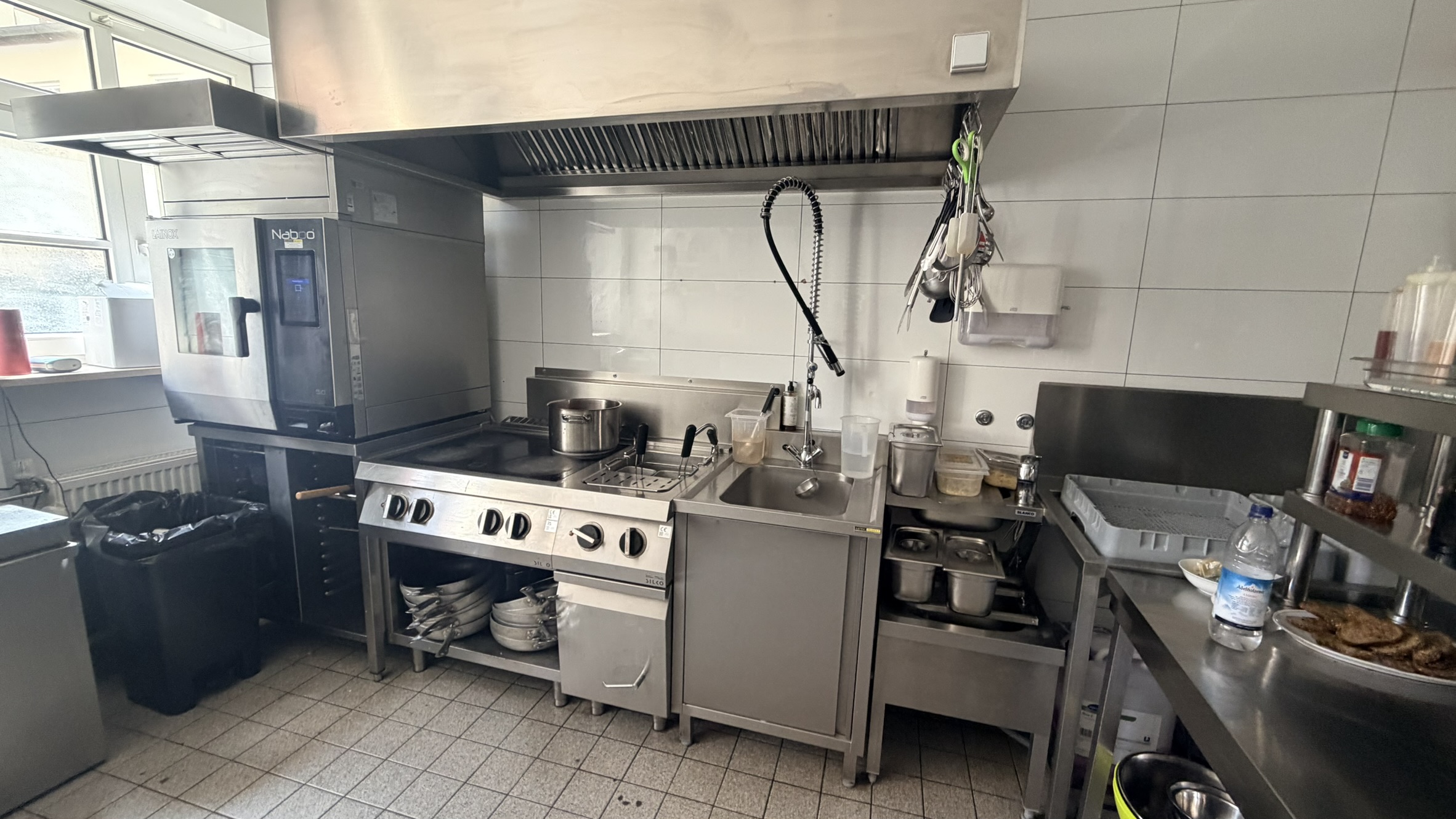 Kochbereich – Nicchia – Restaurant · Bar · Showroom